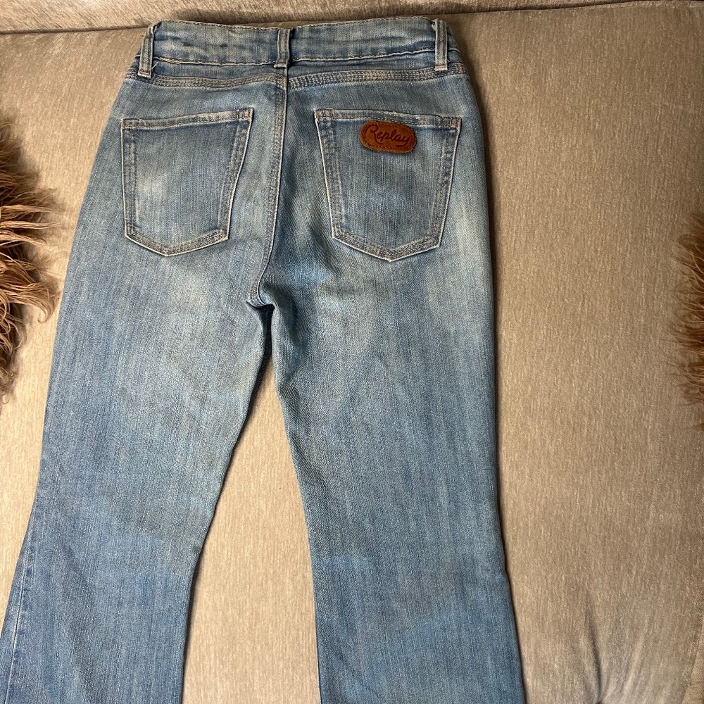 REPLAY FORM FITTING FLARED BOTTOM JEANS